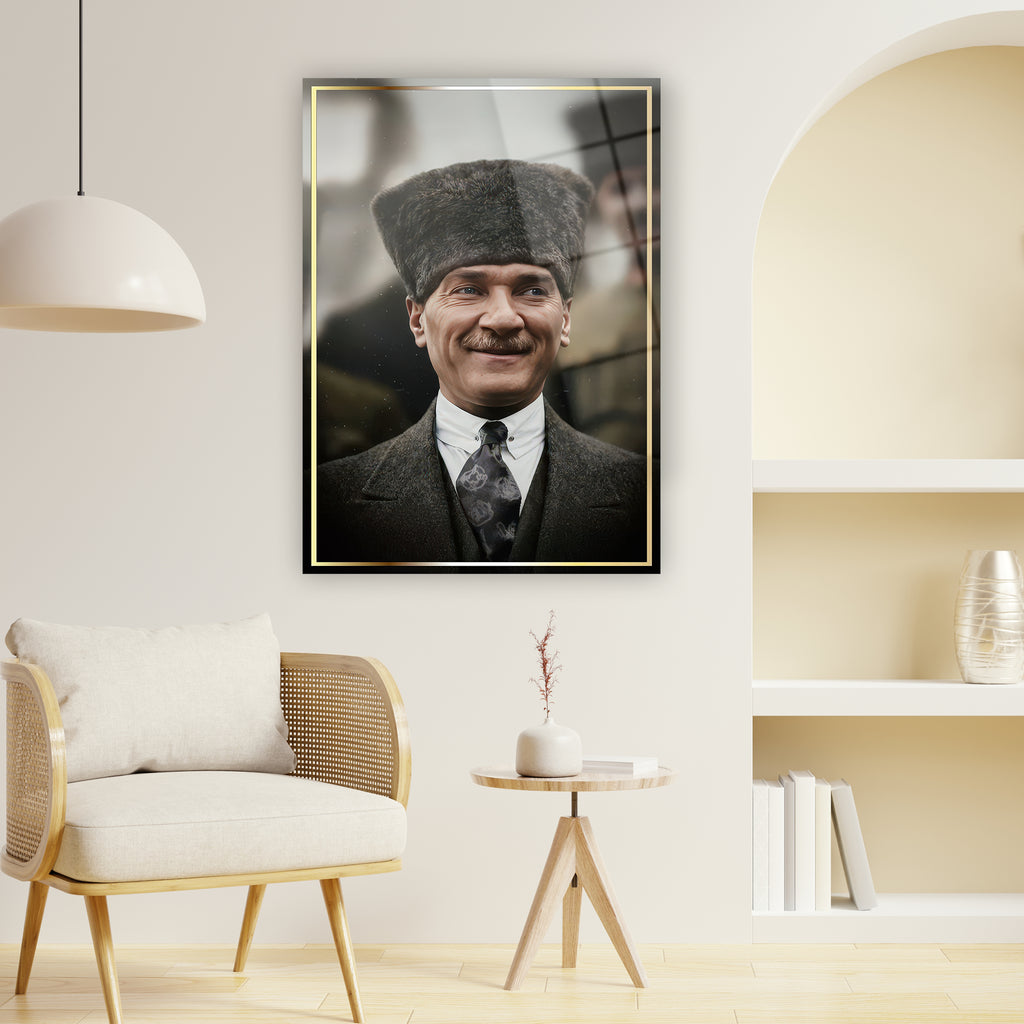 Bıyıklı lider portreli cam tablo, altın çerçeveli tasarım duvar sanat eseri