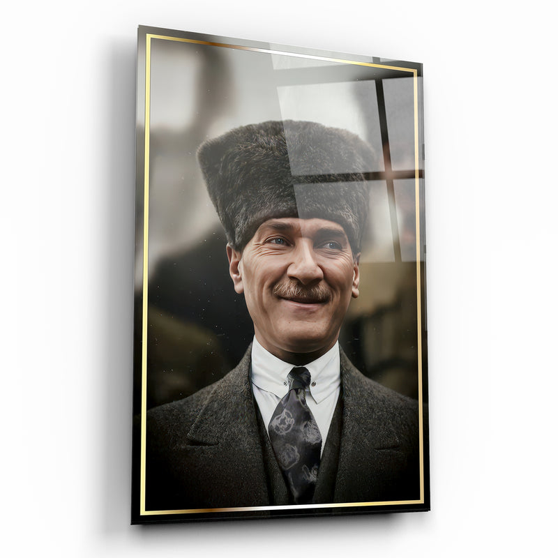 Atatürk Koleksiyonu - Altın Çerçeve Detaylı Gülen Atatürk Portresi Cam Tablo