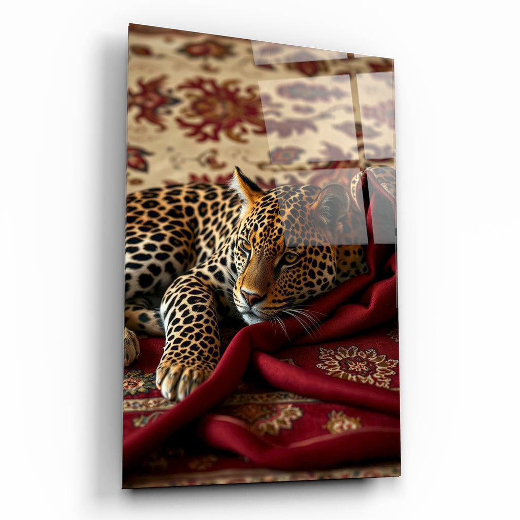 Geleneksel kırmızı halı üzerinde yatan leopar cam tablo Tablodecor